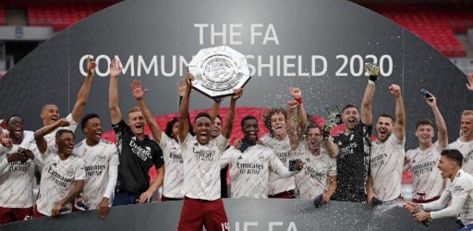 Pierre-Emerick Aubameyang levanta el trofeo después de que el Arsenal le ganara la FA Community Shield contra el Liverpool en el estadio de Wembley. Andrew Couldridge/AFP.