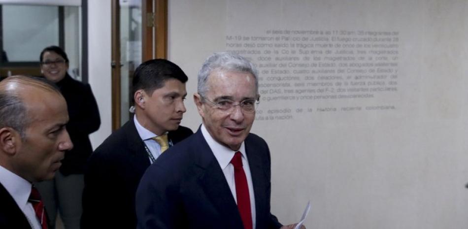 En esta imagen del 8 de octubre de 2019, el senador y expresidente Álvaro Uribe llega a la Corte Suprema para ser interrogado en una investigación por manipulación de testigos en Bogotá. (AP Foto/Ivan Valencia, Archivo)