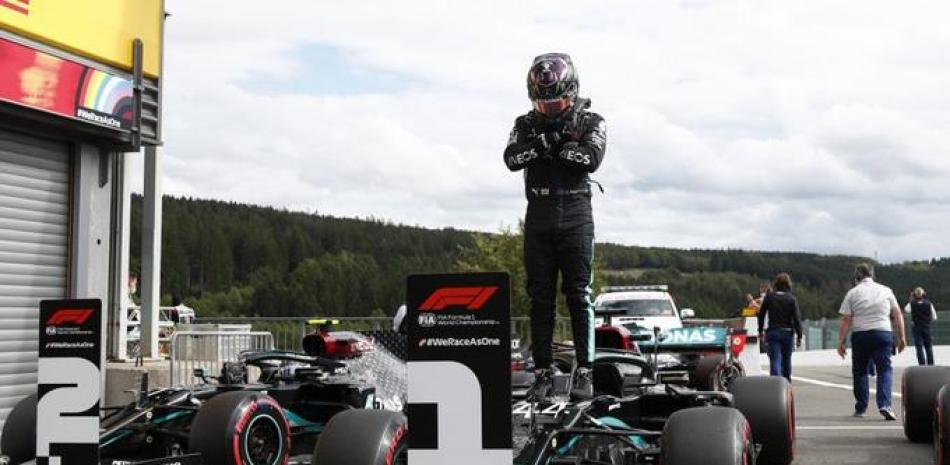 El piloto de Mercedes Lewis Hamilton de Gran Bretaña se para en su auto después de marcar el tiempo más rápido durante la sesión de calificación antes del Gran Premio de Fórmula Uno en el circuito de Spa-Francorchamps en Spa, Bélgica, el sábado 29 de agosto de 2020. Hamilton comenzará en la pole position para la carrera del domingo.