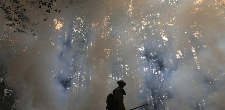 Un bombero monitorea un incendio controlado cerca de Felton, California, el miércoles, 26 de agosto 2020. (Shmuel Thaler/The Santa Cruz Sentinel vía AP)