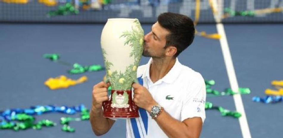 El serbio Novak Djokovic besa el trofeo que le acredita como campeón del Master 1000 de Cincinnati.