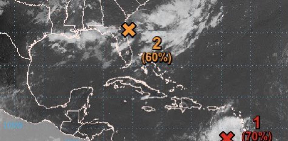 La "x" roja marca la nueva onda tropical y las probabilidades (70%) de convertirse en ciclón. / Gloria Ceballos, Twitter