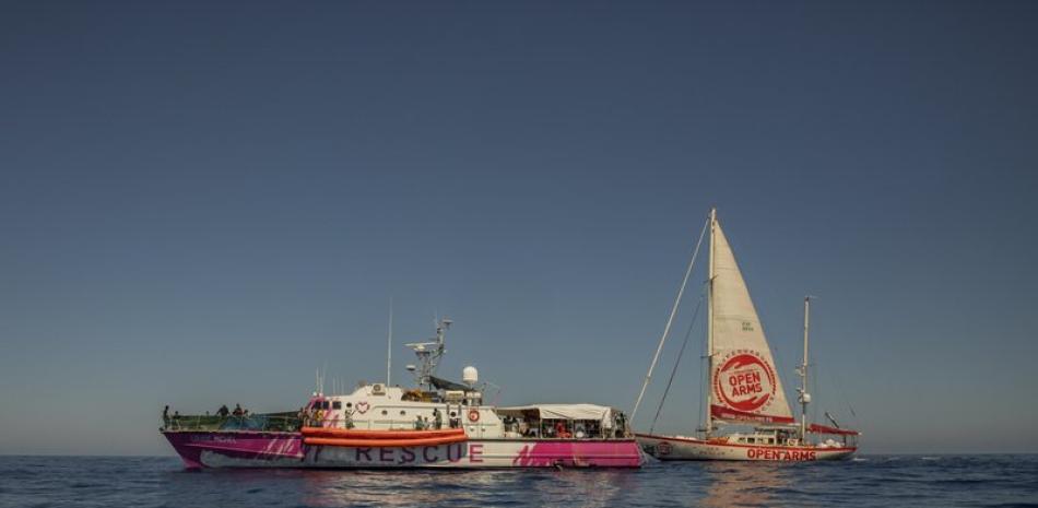 Foto tomada el 28 de agosto del 2020 del buque de rescate Astral y el buque de rescate Louise Michel, en el Mediterráneo. (AP Photo/Santi Palacios)
