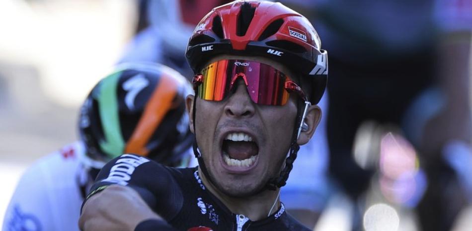 El australiano Caleb Ewan tras ganar la segunda etapa del Tour de Francia al cruzar la meta en Sisteron, este lunes. (AP)