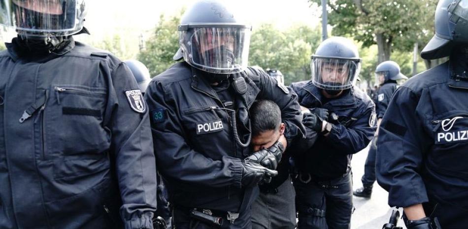Agentes arrestan a un manifestante. AP