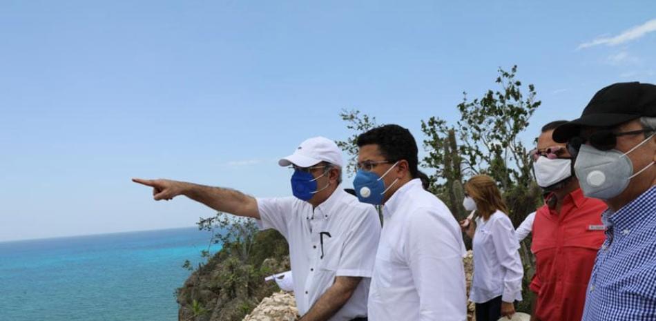El presidente Luis Abinader, junto al ministro de Turismo, David Collado, durante el recorrido a través de las áreas de explotación turística de Pedernales. El mandatario anunció que el Gobierno modificará el Máster Plan para adaptarlo a ciertas condiciones orientadas a su desarrollo.