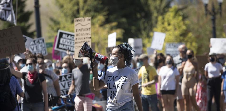 Cientos de personas marchan por las calles de Portland durante las protestas por los últimos episodios de violencia racial en EEUU.