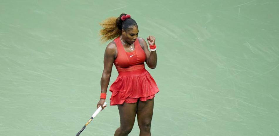 Serena Williams, de Estados Unidos, reacciona durante un partido contra Kristie Ahn, de Estados Unidos, durante la primera ronda del campeonato de tenis Abierto de Estados Unidos, el martes 1 de septiembre de 2020, en Nueva Yor.