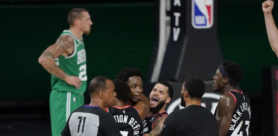 Jugadores de Toronto Raptors festejan la victoria de este jueves ante Boston Celtics, poniendo la serie 2-1, a favor de Boston.
