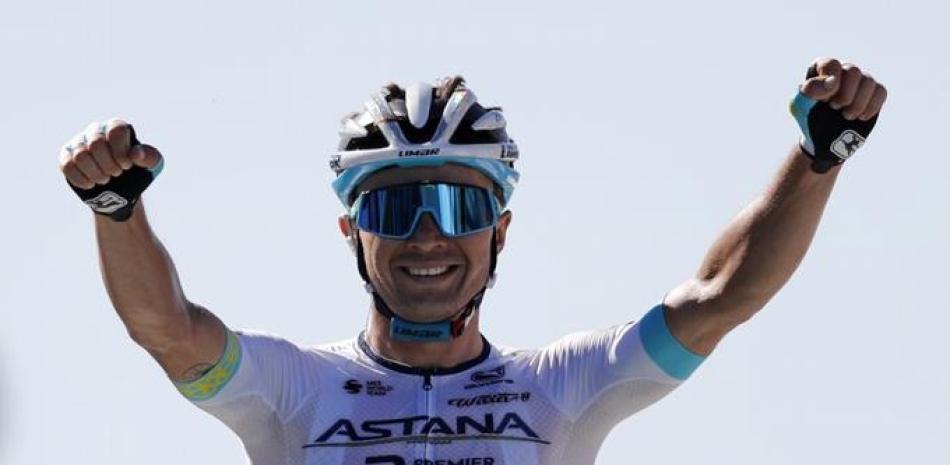 El kazajo Alexey Lutsenko festeja la victoria en la sexta etapa del Tour de Francia, en la llegada al Mont Aigoual, el jueves 3 de septiembre de 2020.