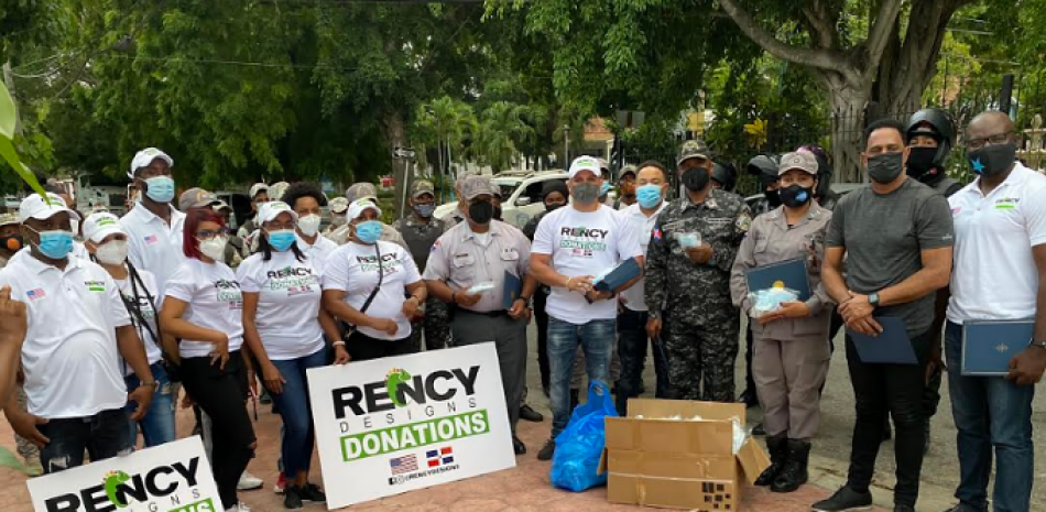 Integrantes de la fundación Rency Designs Donations USA, mientras realizaban donaciones en cuarteles de diversos sectores de Boca Chica. CORTESÍA DE LA FUNDACIÓN