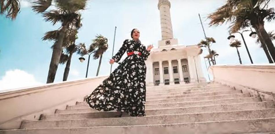 Felina Tejada, vocalista de Alfareros, en la interpretación del merengue típico “Guerreras”.