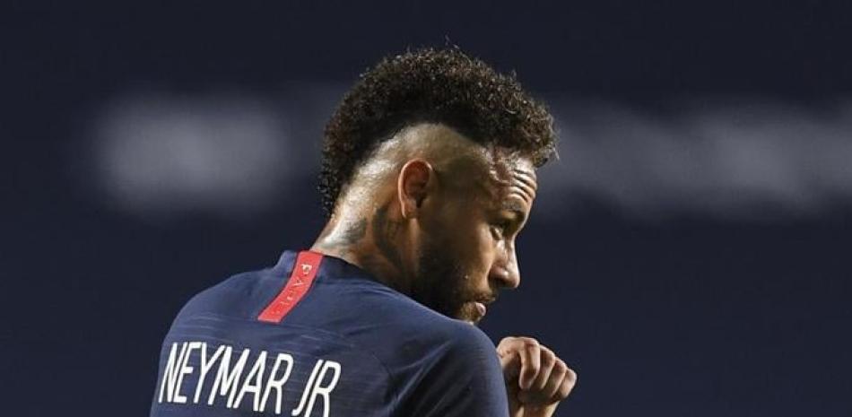 El atacante brasileño Neymar no ha reaccionado, tampoco su club, ante la afirmación de que está infectado de coronavirus. (AP)
