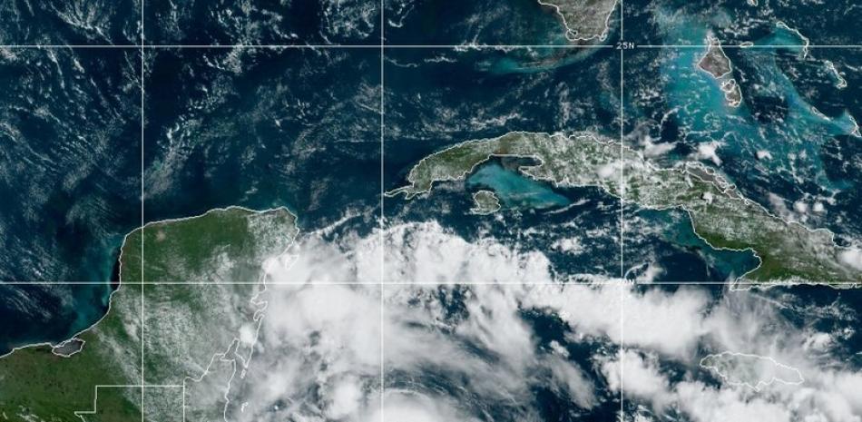 Esta imagen satelital difundida por la Oficina Nacional de Administración Oceánica y Atmosférica de Estados Unidos (NOAA, por sus siglas en inglés) el miércoles 2 de septiembre de 2020 muestra a la tormenta tropical Nana acercándose a Belice. (NOAA vía AP)