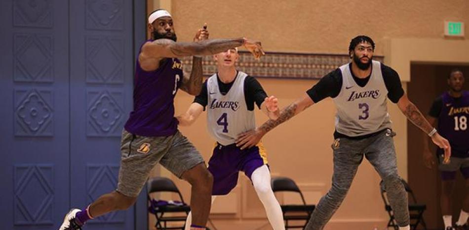LeBron James, Anthony Davis y otro miembro de los Lakers durante las prácticas del equipo.