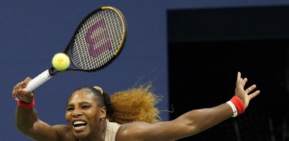 Serena Williams devuelve un tiro de la rusa Margarita Gasparyan, en un encuentro ayer del Abierto de Estados Unidos. (AP)