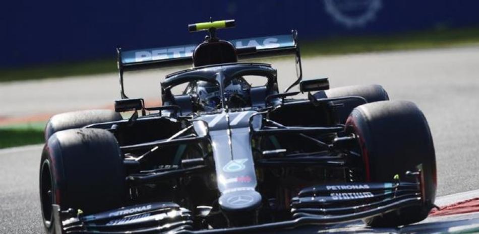 El piloto finlandés Valtteri Bottas, de Mercedes, conduce en la segunda sesión de práctica del Gran Premio de Italia de la Fórmula Uno, en el circuito de Monza, Italia. (AP)
