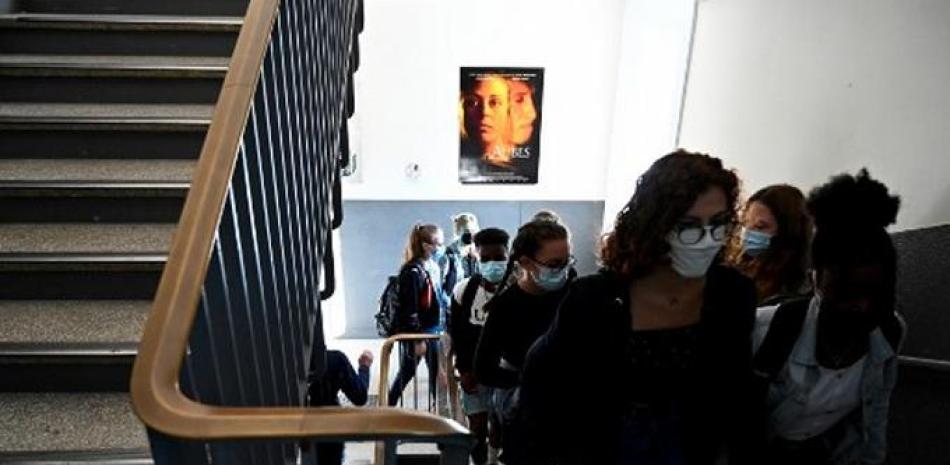 Alumnos con máscaras protectoras suben las escaleras hacia su aula en una escuela secundaria Francia, el 1 de septiembre de 2020, durante el primer día del año escolar en medio de la epidemia de Covid-19. Foto: Damien Meyer/AFP.