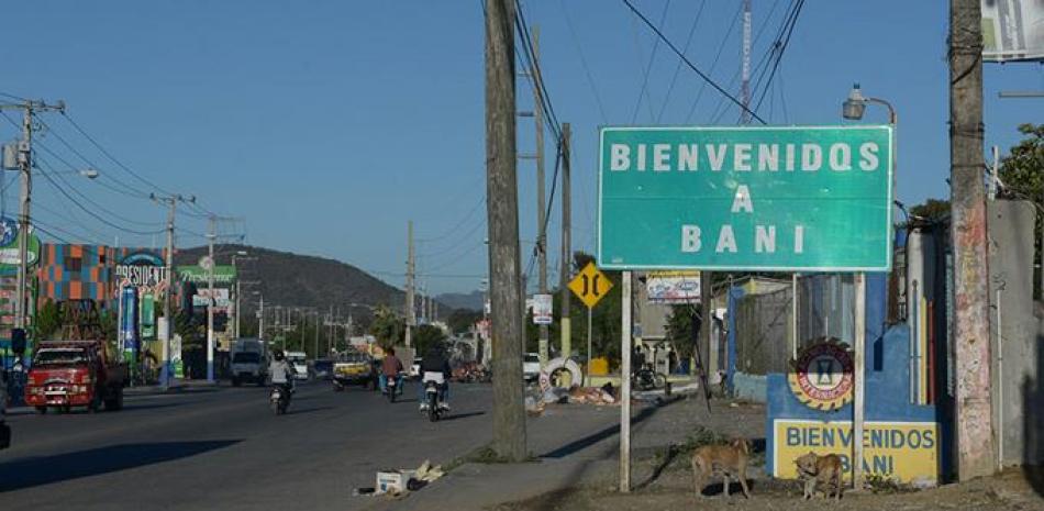 La avenida de circunvalación de Baní ha sido concebida para descongestionar el tráfico en esa ciudad. JOSÉ DICÉN/