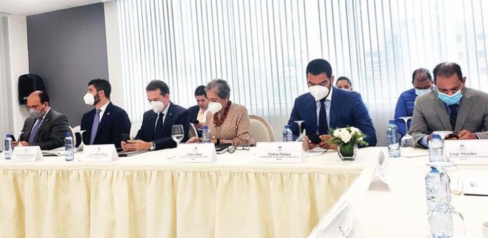 El titular del MIC, Víctor Bisonó Haza, junto a varios viceministros. CÁNDIDA ACOSTA/LD