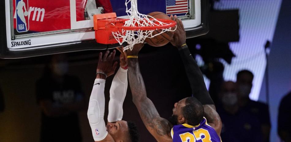 LeBron James (23) de Los Angeles Lakers bloquea un disparo de Russell Westbrook (0) de los Houston Rockets durante la segunda mitad de un partido de baloncesto de semifinales de la conferencia de la NBA el viernes 4 de septiembre de 2020 en Lake Buena Vista, Florida.