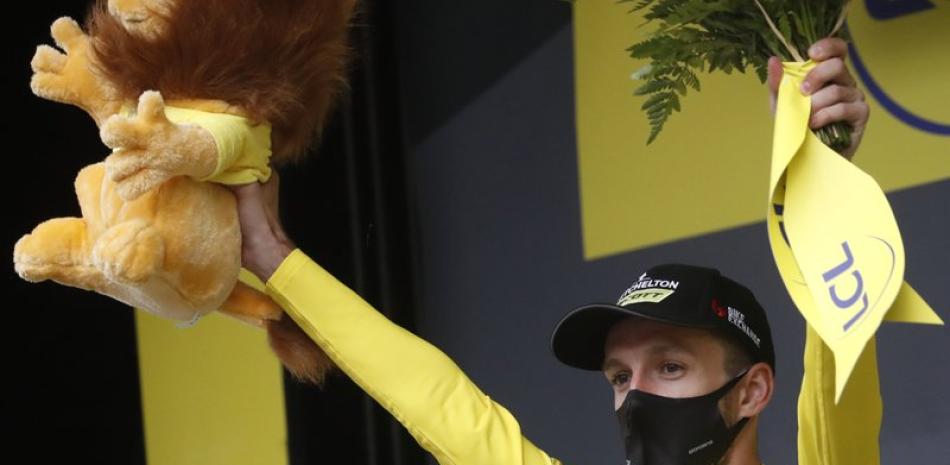 El británico Adam Yates, con la camiseta amarilla de líder general, celebra en el podio tras la octava etapa del Tour de Francia el sábado, 5 de septiembre del 2020, en Loudenvielle, Francia..