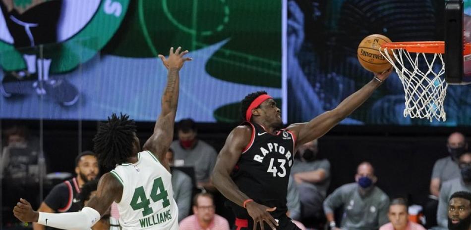Pascal Siakam de los Raptors de Toronto va hacia la canasta mientras lo defiende Robert Williams III de los Celtics de Boston en el juego de ayer de las semifinales de Conferencia. (AP)