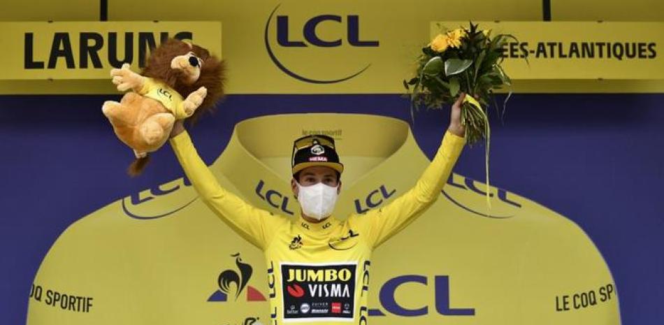El esloveno Primoz Roglic  con el maillot amarillo de líder del Tour de Francia tras la novena etapa. (AP)
