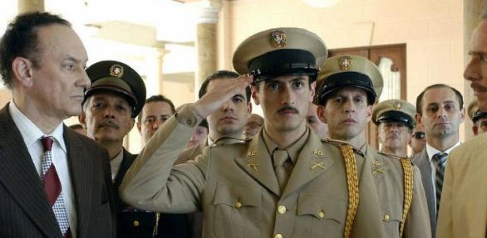 Juan Diego Botto, al centro, en el Palacio Nacional, interpretando al teniente Amado García en la película de Luis Llosa “La fiesta del Chivo”.
