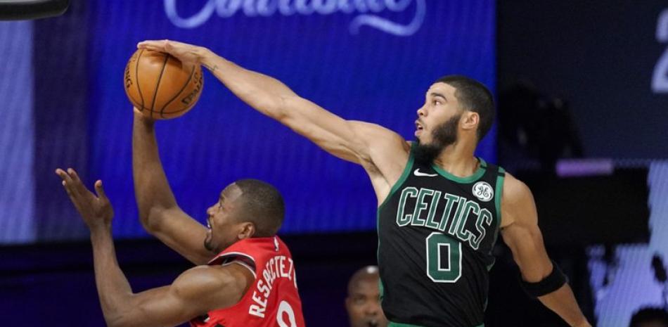 Jayson Tatum (0) de los Celtics de Boston bloquea el disparo de Serge Ibaka (9) de los Raptors de Toronto durante la segunda mitad de un juego de baloncesto de semifinales de la conferencia de la NBA en los playoffs el lunes 7 de septiembre de 2020 en Lake Buena Vista, Florida.