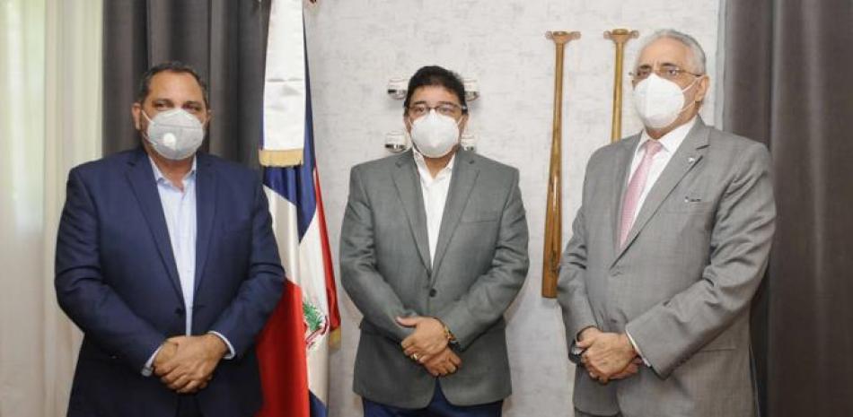 El ministro de Deportes Francisco Camacho se expresa junto al presidente de la LIDOM Vitelio Mejía (derecha) y Junior Noboa.