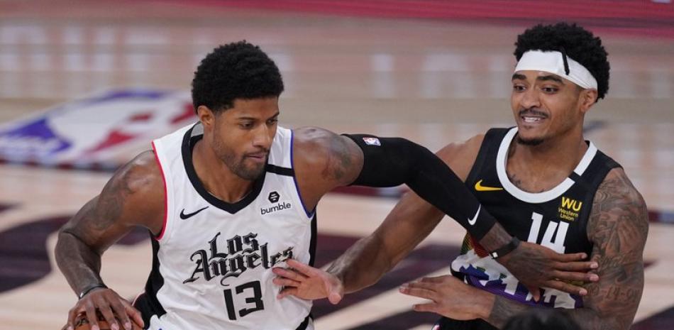 Paul George (13), de Los Angeles Clippers, supera a Gary Harris (14) de los Denver Nuggets durante la primera mitad de un partido de baloncesto de semifinales de la conferencia de la NBA en los playoffs el lunes 7 de septiembre de 2020 en Lake Buena Vista, Florida.