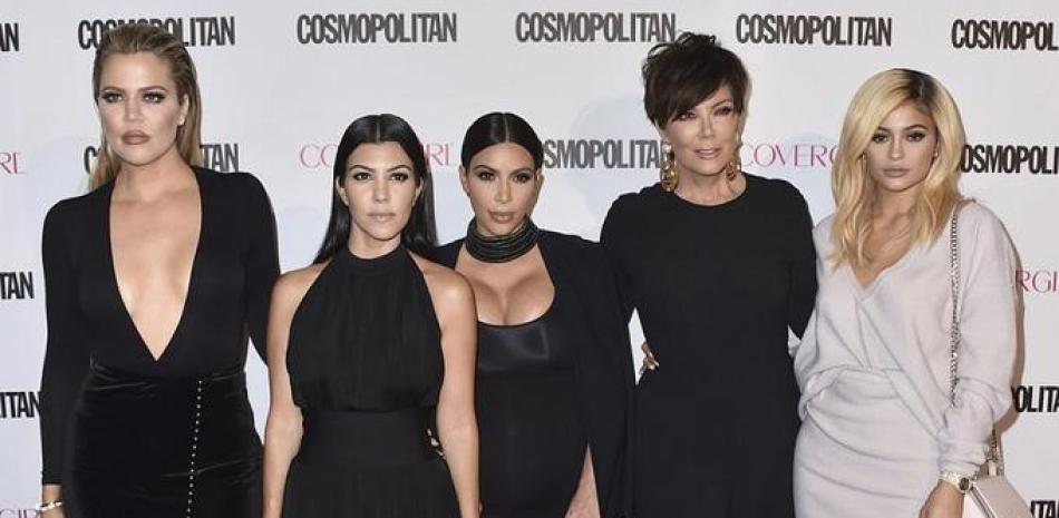 De izquierda a derecha Khloe Kardashian, Kourtney Kardashian, Kim Kardashian, Kris Jenner y Kylie Jenner. Foto: Jordan Strauss/AP.