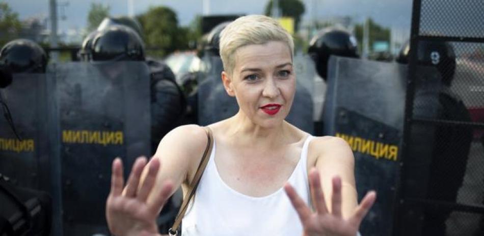 En esta imagen de archivo, tomada el 30 de agosto de 2020, Maria Kolesnikova, una de las líderes de la oposición en Bielorrusia, gesticula durante una manifestación en Minsk, Bielorrusia. (Tut.By vía AP, archivo)