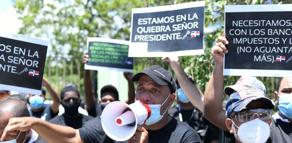 Técnicos de sonido de la República Dominicana, mientras protestaban este martes en las afueras del Centro Olímpico Juan Pablo Duarte. Foto de Raul Asencio/Listín Diario.