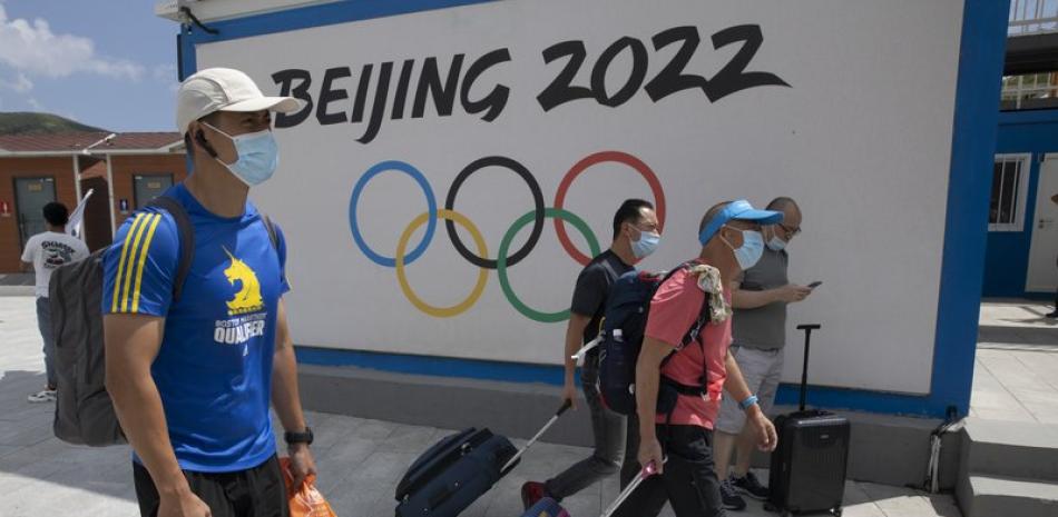 Los visitantes de Chongli, una de las sedes de los Juegos Olímpicos de Invierno de Beijing 2022, pasaron junto al logotipo de los Juegos Olímpicos en Chongli, en la provincia de Hebei, en el norte de China, el jueves 13 de agosto de 2020. La represión de China en el Tíbet, el estado del Dalai Lama exiliado y su trato a las minorías étnicas provocó violentas protestas antes de los Juegos Olímpicos de Beijing 2008. Podría volver a suceder. China es sede de los Juegos Olímpicos de Invierno de 2022 con rumores de boicot y llamamientos para retirar los juegos de Beijing debido a las violaciones generalizadas de derechos humanos.