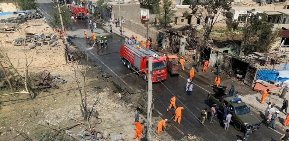 Fuerzas de seguridad afganas y empleados municipales limpian el lugar donde se produjo una explosión, en Kabul, Afghanistán, el 9 de septiembre de 2020. (AP Foto/Rahmat Gul)