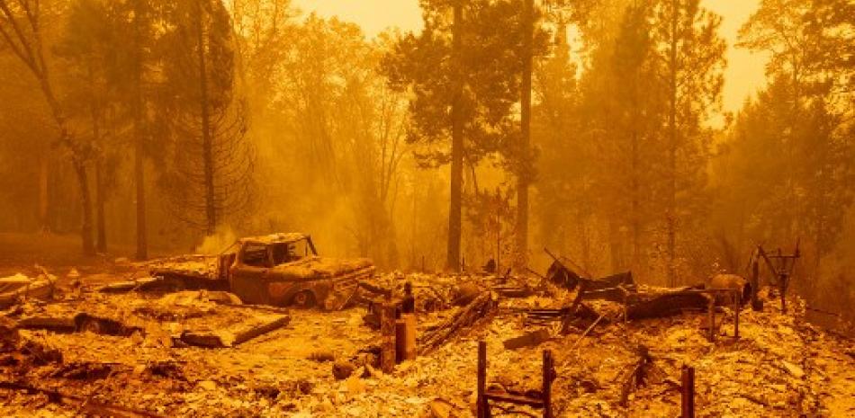 Peligrosos vientos secos azotaron los incendios forestales récord de California y encendieron nuevos fuegos el martes, ya que cientos fueron evacuados por helicóptero y decenas de miles de personas quedaron sumidas en la oscuridad por cortes de energía en el oeste de Estados Unidos. Foto: Josh Edelson/AFP.