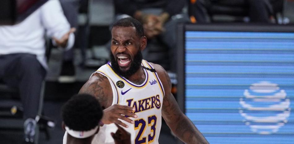 LeBron James (23) de Los Angeles Lakers cuestiona una llamada durante la segunda mitad de un partido de baloncesto de semifinales de la conferencia de la NBA contra los Houston Rockets el martes, en Lake Buena Vista, Florida.