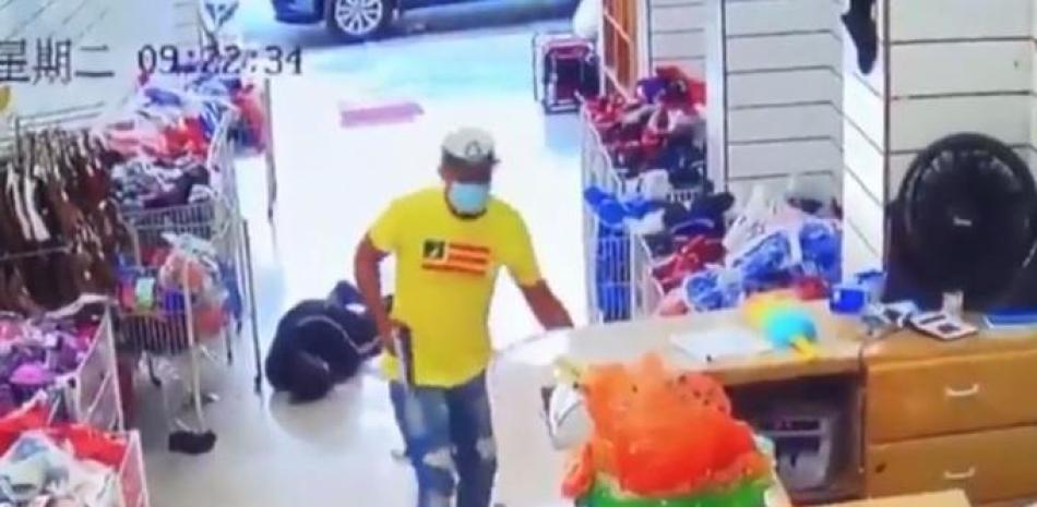 Captura del video de seguridad de la tienda.