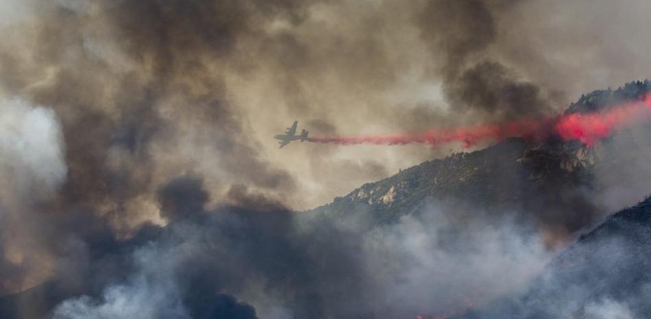 5 de septiembre de 2020, un avión cisterna arroja una sustancia retardante sobre un incendio en Yucaipa, California. Foto AP.