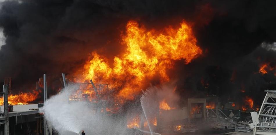 Incendio estalló en el puerto de Beirut. Foto: AP Foto/Hussein .