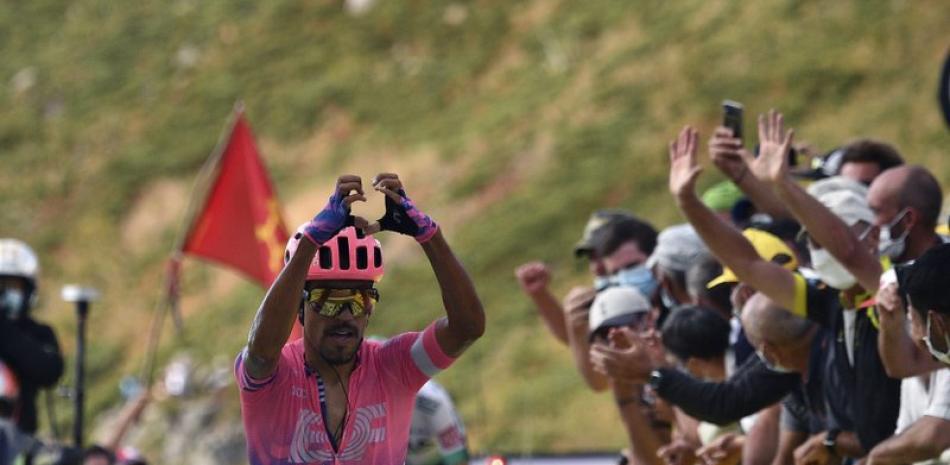 El colombiano Daniel Felipe Martínez festeja tras cruzar la meta en primer lugar en la 13ra etapa del Tour de Francia, un recorrido de 191 kilómetros de Chatel-Guyon a Puy Mary, el viernes.