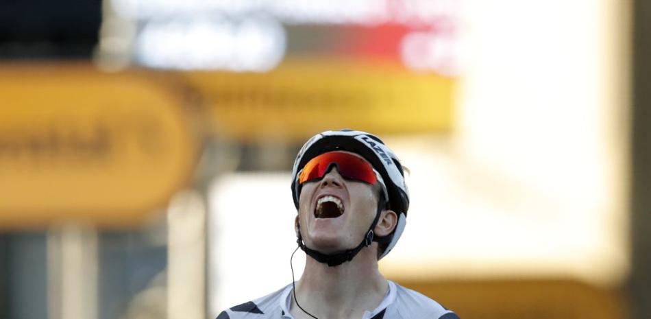 El danés Soren Kragh Andersen festeja su vicroria de este sábado en el Tour de Francia.