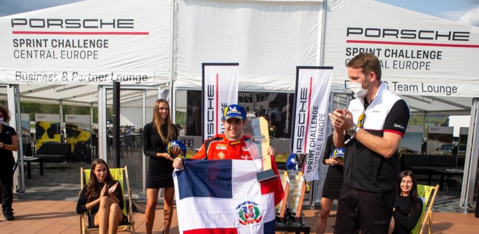 El piloto dominicano Jimmy Llibre logró otra vez ganar la carrera de autos Porsche, esta vez en la República Checa.