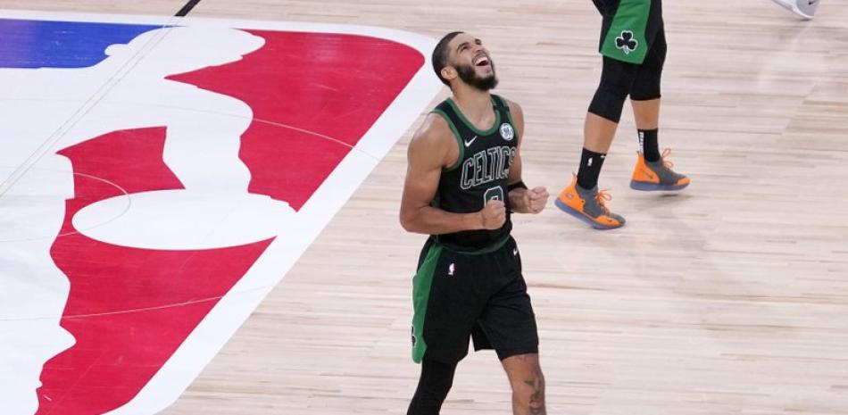 Jayson Tatum (0) de los Boston Celtics reacciona después de que su equipo derrotara a los Toronto Raptors durante un partido de baloncesto de semifinales de la conferencia de la NBA el viernes 11 de septiembre de 2020 en Lake Buena Vista, Florida. Los Celtics ganaron 92-87.
