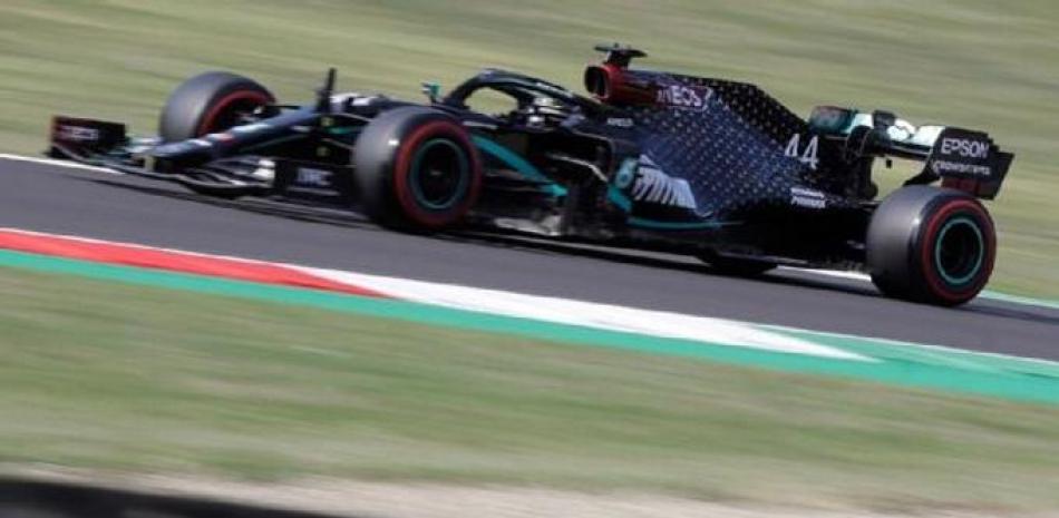 El bólido del piloto Lewis Hamilton, el más rápido del día, en las clasificaciones del Gran Premio de Toscana.