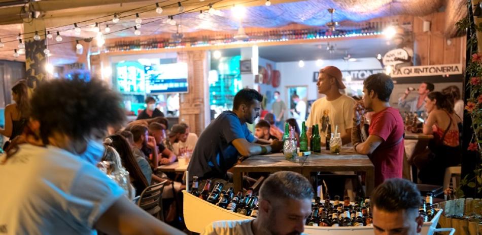 Clientes sin cubrebocas en un bar en Málaga, España, el 28 de agosto de 2020. (Samuel Aranda/The New York Times)