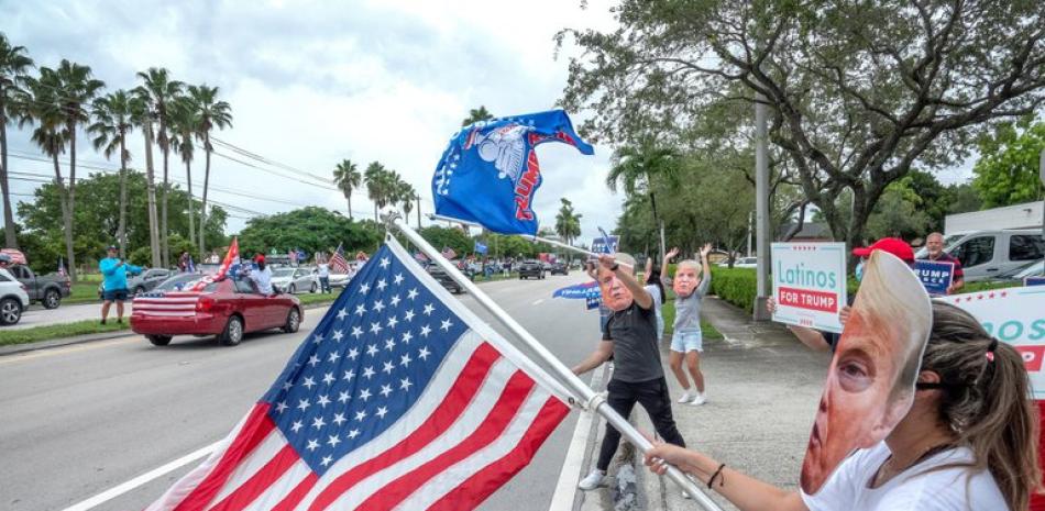 Personas apoyando a Donald Trump. / EFE/EPA/CRISTOBAL HERRERA-ULASHKEVICH