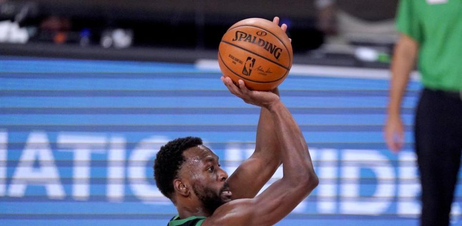 Kemba Walker de los Boston Celtics dispara contra los Toronto Raptors durante la segunda mitad de un partido de baloncesto de semifinales de la conferencia de la NBA el viernes 11 de septiembre de 2020 en Lake Buena Vista, Florida .